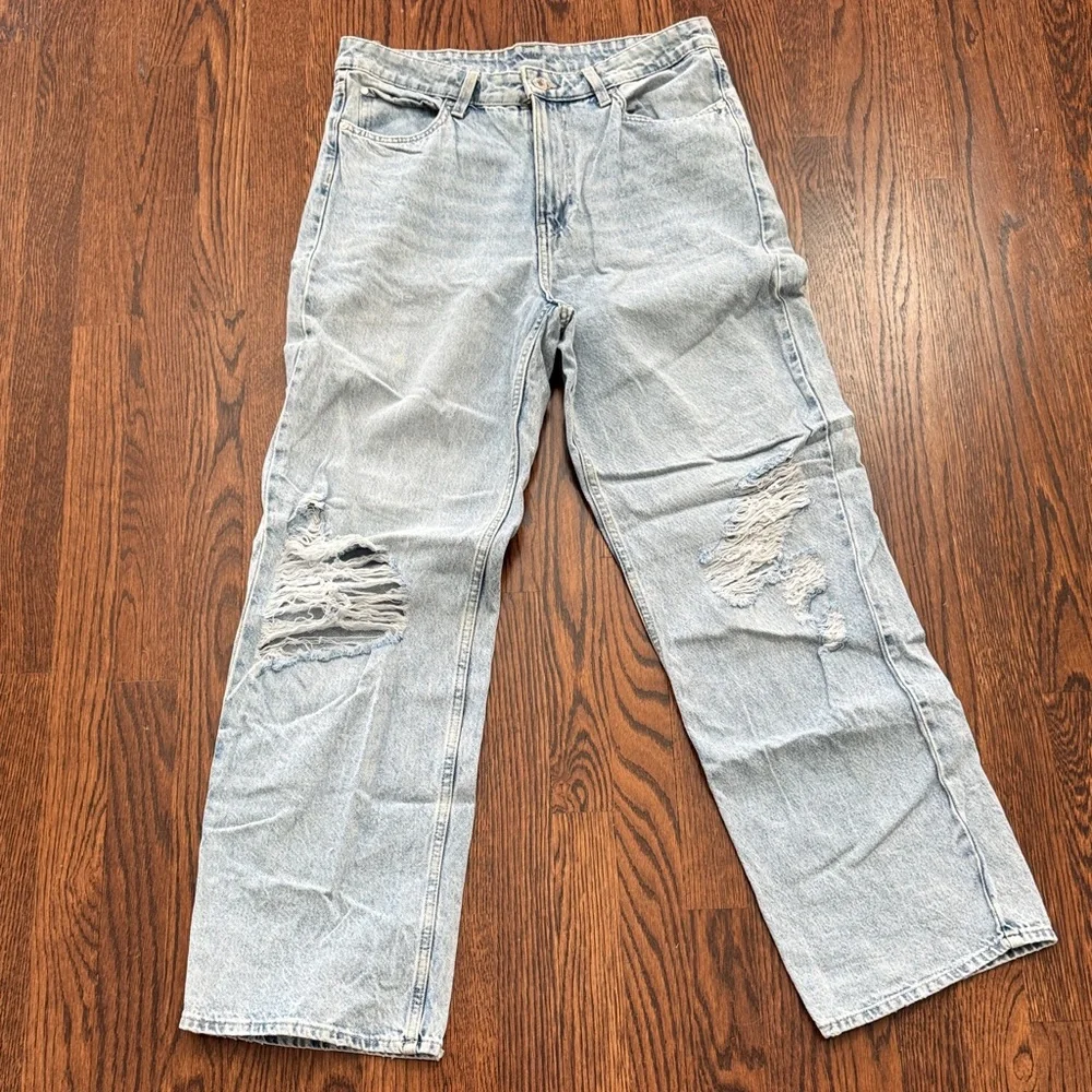🎈🎈 H&M Distressed Light Blue Jeans - Picture 1 of 4